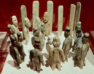 Tilbud om seksten mannsfigurer, fra La Venta, Tabasco, førklassisk periode, 9. århundre f.Kr. til 1. århundre e.Kr. (jade)